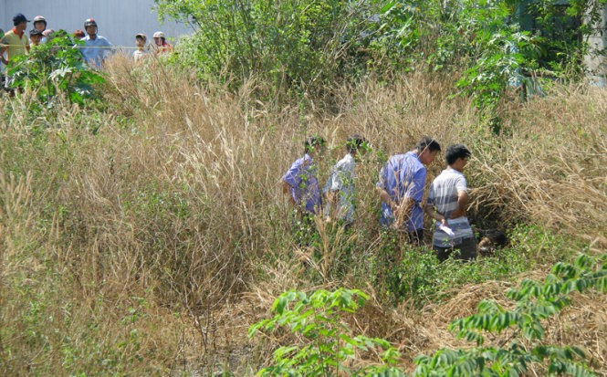 Rà soát các quan hệ của chị H, các trinh sát không phát hiện ai khả nghi. Bản thân nạn nhân làm nghề cắt tóc, gội đầu nên rất nhiều bạn. Trong khi việc rà soát các mối quan hệ của chị Nguyễn Thị H chưa đem lại kết quả thì các trinh sát gặp được một nhân chứng quan trọng. Theo người này, chiều 7/11 có thấy chị H đi cùng một thanh niên lạ mặt. Hai người chở nhau trên chiếc xe máy của nạn nhân, đi đâu không rõ. (Ảnh minh họa, nguồn internet)