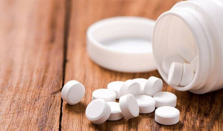 Khi cả ba đi đến địa phận Bắc Giang, bất ngờ Thịnh, Hiệp khống chế anh T. ép anh này phải uống thuốc ngủ. Người lái xe rơi vào cơn mê man, Thịnh, Hiệp lấy dây trói nghiến anh T lại, nhét vào bao tải buộc chặt rồi đưa ra cốp xe. Chúng tháo biển số xe, tháo mào taxi và đồng hồ tính tiền trong xe rồi lên đường. Đến khu vực TP Bắc Giang, hai đối tượng dừng lại, kéo anh T. ra rồi nhét xuống cống ngầm ở ven đường. (Ảnh minh họa, nguồn internet)