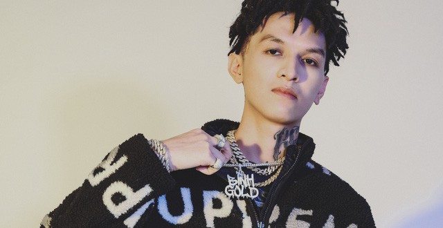 Bình Gold tên thật là Vũ Xuân Bình, là một rapper sinh năm 1997 được nhiều người biết đến. Ngoài vai trò là một rapper, trong quá khứ Bình Gold còn là một thợ xăm. Bình Gold thường xuyên gây tranh cãi với phong cách đặc trưng trong các MV ca nhạc của mình: khoe sự giàu sang, thói ăn chơi, chuyện 18+ và chất “ngông”. Bình Gold bắt đầu được biết đến nhiều sau khi phát hành ca khúc “Bốc Bát Họ” (2018).