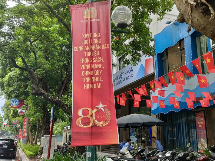 Pano rực rỡ trên phố Trần Hưng Đạo.