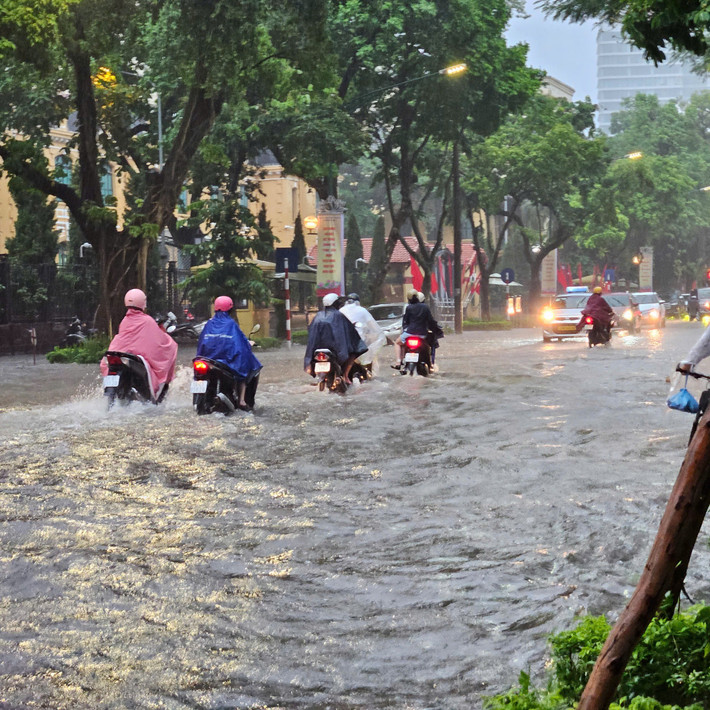Mưa lớn khiến con phố chìm trong biển nước.