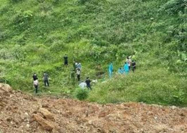 Tại hiện trường, một thi thể đã bị cháy đen, co quắp trong chiếc valy giữa đống gạch vụn. Khuôn mặt đã biến dạng, tay chỉ còn trơ xương. Đến chiếc va ly đựng thi thể cũng chỉ còn lại khung sắt. Công tác khám nghiệm cho thấy, nạn nhân là nữ giới, cao khoảng 1m50, ở độ tuổi từ 20 đến 30. Các điều tra viên còn thu được 1 điện thoại đã cháy, 1 ví nhựa, bên trong có mấy đồng tiền xu. Cách đó không xa, có 1 chai nhựa còn nồng nặc mùi xăng. (Ảnh minh họa, nguồn internet)