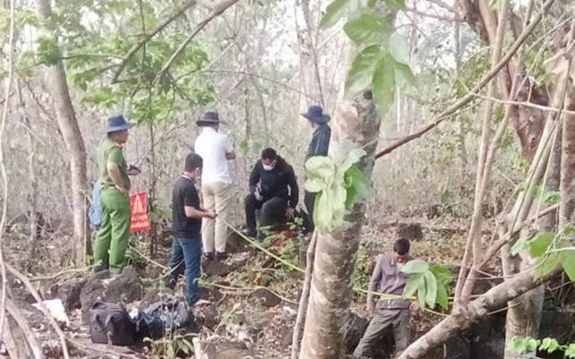 Khám nghiệm hiện trường, Cơ quan điều tra phát hiện, chị H. bị nhiều thương tích ở mặt, mắt, cổ và có nhiều dấu hiệu của việc vật lộn, chống cự chứng tỏ chị H. bị cưỡng bức rồi giết người để bịt đầu mối, sau đó mới đem xác giấu xuống ao bèo. Đến mờ sáng 14/11/2007, Công an đã xác định được nơi chị H. bị sát hại. Đó là khu chân núi cách ao nước khoảng 100m. Tại đây, một số cây cỏ bị đè nát, xung quanh có nhiều vết máu. Tìm kiếm quanh khu vực, các anh đã thấy liềm, dép, nón của nạn nhân được giấu trong lùm cây. (Ảnh minh họa, nguồn internet)