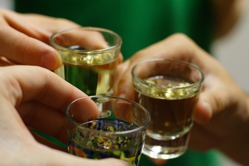 Rà soát các trường hợp mất tích 3 năm về trước, các điều tra viên thấy có trường hợp anh Phan Văn T. Ngày 25/8/2007, anh T. đi mua nứa về làm giàn dưa chuột. Tuy nhiên, khi tới nơi, nứa khai thác trên núi vẫn chưa được chuyển về nên anh T. chưa mua được. Cùng lúc đó, nhà anh Nguyễn Văn Loan ( người bán nứa) tổ chức ăn rằm tháng bảy nên mời anh T. ở lại ăn cơm uống rượu. Khoảng 18h cùng ngày, sau khi đã ăn uống no say, anh T. gửi lại chiếc thùng xe lôi và đi xe máy quay về nhà. Đường về nhà phải đi qua bến đò trên sông Phó Đáy. (Ảnh minh họa, nguồn internet)