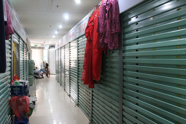 Ghi nhận của PV trong ngày 4/6 tại chợ Hàng Da (quận Hoàn Kiếm, TP Hà Nội), rất nhiều gian hàng đóng kín cửa hoặc được căng vải bạt che chắn. Lượng khách ra vào ít ỏi, lác đác vài ba lượt.