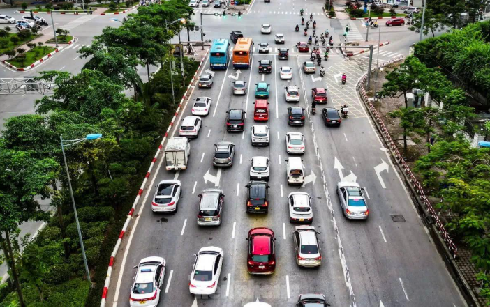 Sáng 9/7, đường Võ Chí Công (đoạn từ lối xuống đường trên cao đến trước đường dẫn tách dòng vào đường Âu Cơ) chính thức được phân làn.