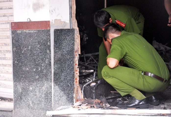 Có mặt tại hiện trường, lực lượng Công an tỉ mỉ lật từng góc nhà để xem xét. Bà L được xác định tử vong, cơ thể bị đốt cháy gần như hoàn toàn. Tuy vậy, khi khám nghiệm tử thi, các điều tra viên phát hiện trên cơ thể bà L xuất hiện nhiều vết thương có tác động của ngoại lực. (Ảnh minh họa, nguồn internet)