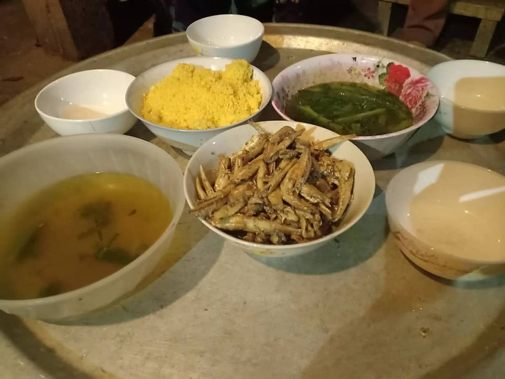 Sẩm tối 5/9/2015, ông Vàng Xú Rùa (SN 1940, trú tại bản Là Khắt, xã Nậm Khắt, huyện Mù Căng Chải, Yên Bái) gọi vọng ra phía ngoài, bảo vợ vào ăn cơm. Bên bếp lửa, hai ông bà lặng lẽ dùng bữa. Ăn tối xong, người vợ lúi húi dọn dẹp bát đũa còn ông Rùa ngồi uống nước sát bếp lửa. Không gian tĩnh mịch, chỉ có ánh lửa bập bùng hòa với tiếng gió lẩn qua các tán cây rừng. (Ảnh minh họa, nguồn internet)