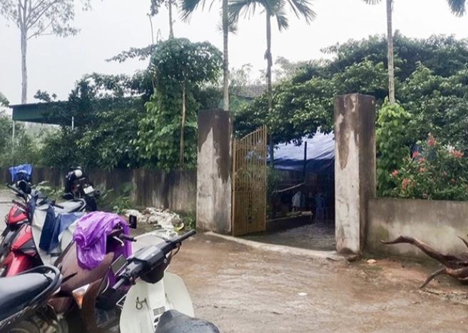 Theo hồ sơ vụ án, khoảng 6h15 sáng 7/10/2020, Phòng CSHS Công an tỉnh Thanh Hóa nhận được tin báo về vụ án mạng đặc biệt nghiêm trọng xảy ra tại thôn Đà Sơn. Nạn nhân là vợ chồng ông T. D. N. và bà C.T.K. tử vong ngay trước sân nhà với tổng cộng 43 vết đâm. Tại hiện trường, ngoài vũng máu nơi 2 nạn nhân nằm, lực lượng kỹ thuật hình sự (Công an Thanh Hóa) còn phát hiện những dấu giày và nhiều vết máu nhỏ giọt, kéo dài từ hè nhà xuống góc sân, trong nhà tắm và ra vườn. (Ảnh minh họa, nguồn internet)