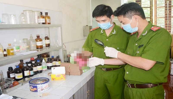 Quá trình khám nghiệm, cơ quan điều tra xác định chị T. tử vong do suy hô hấp cấp. Những dấu hiệu bên trong nội tạng chỉ ra, chị T. bị nhiễm độc. Công an Hà Nội lập tức thu thập cốc uống nước, ấm... cùng mẫu vật để gửi trưng cầu giám định tại Viện Khoa học kỹ thuật hình sự - Bộ Công an. (Ảnh minh họa, nguồn internet)