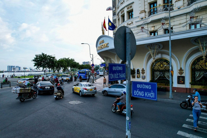 Đường Đồng Khởi được xem là một trong những tuyến phố biểu tượng. Hiện nơi đây quy tụ nhiều thương hiệu xa xỉ như Gucci, Hermes, Dior, Louis Vuitton... cùng các khách sạn và trung tâm thương mại lớn như Vincom Center, Union Square, Parkson Đồng Khởi, khách sạn Rex, Majestic...