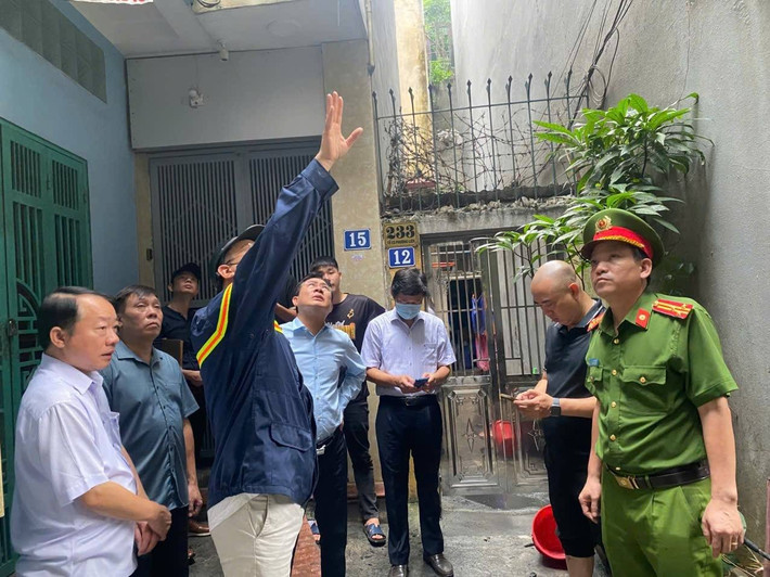 Cùng với đó, Đồng chí Trần Sỹ Thanh - Chủ tịch UBND TP Hà Nội, Đồng chí Trung tướng Nguyễn Tuấn Anh - Cục Trưởng Cục Cảnh sát PCCC&CNCH - Bộ Công an, Thiếu tướng Nguyễn Hồng Ky - Phó Giám đốc, Đại tá Nguyễn Ngọc Quyền – Phó Giám đốc cùng đồng chí Đại tá Phạm Trung Hiếu Trưởng Phòng Cảnh sát PCCC và CNCH - Công an thành phố và Chính quyền địa phương đã trực tiếp xuống hiện trường để chỉ đạo công tác chữa cháy và cứu nạn, cứu hộ. (Ảnh: Đồng chí Trung tướng Nguyễn Tuấn Anh - Cục Trưởng Cục Cảnh sát PCCC&CNCH trực tiếp đạo công tác chữa cháy và cứu nạn, cứu hộ tại hiện trường)