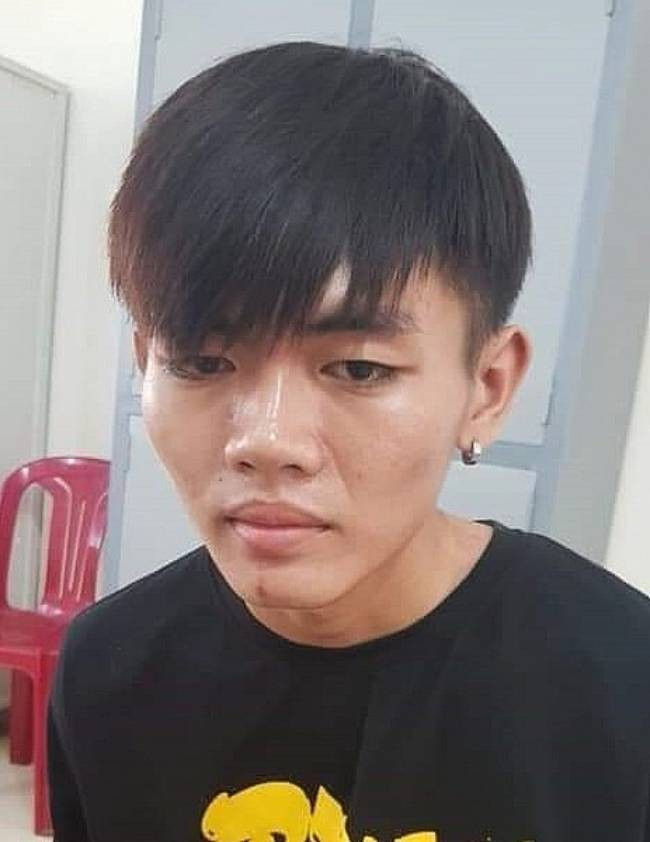 Chiêu khai,, hắn và thiếu nữ tuổi 15 quen nhau trong một lần đi uống cà phê tại quán nơi Y. làm tiếp viên. Sau khoảng một tháng qua lại, Chiêu thấy cô gái thường xuyên đeo nhiều nữ trang nên nảy sinh ý định chiếm đoạt. Để dễ bề hành động, hắn buông lời tán tỉnh đong đưa và hẹn chở cô gái cùng đi tắm biển Vũng Tàu. Trưa 23/9/2019, Chiêu hẹn Y. đi biển, nhưng lại viện cớ không có xe nên ngỏ ý muốn cô gái chạy xe đến đón mình và được nạn nhân đồng ý..