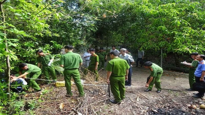 Trước tính chất nghiêm trọng của vụ việc, các mũi trinh sát đã được huy động tối đa, rà soát tất cả các mối quan hệ về nạn nhân, triệu tập hàng chục đối tượng nghi vấn. Sau khi rà soát, đối tượng Tạ Chung Phương (SN 1994, ngụ xã Thống Nhất, huyện Bù Đăng, tỉnh Bình Phước, từng có tiền án, tiền sự), có quen biết với cháu Mỹ L. đã nổi bật lên với nhiều dấu hiệu nghi vấn. (Ảnh minh họa, nguồn internet)