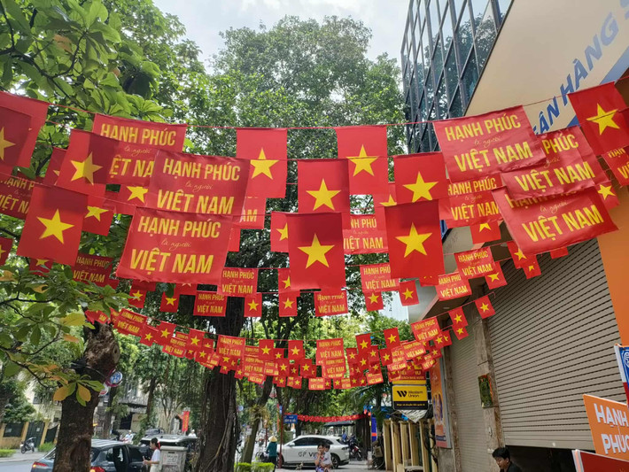 Ánh nắng sớm hoà cùng sắc màu cờ Tổ quốc, điểm tô thêm hương sắc thu Hà Nội.