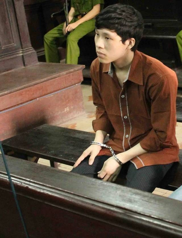 Sau khi giết 2 mạng người, Phương bình tĩnh lục tài sản trong nhà lấy đi 2 ĐTDĐ, lột lấy nhẫn, dây chuyền trên người nạn nhân rồi khóa cửa nhà từ bên trong trước khi bỏ trốn. Ngày 30/8/2012, TAND Tối cao tại TP HCM đã xử phúc thẩm và tuyên y án tử hình đối với bị cáo Tạ Chung Phương về 2 tội “Giết người” và “Cướp tài sản”.
