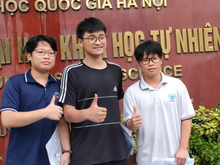 Các thí sinh sẽ trải qua các bài thi môn chung gồm Ngữ văn (tự luận, 120 phút), Toán (trắc nghiệm, 90 phút), Tiếng Anh (trắc nghiệm, 60 phút); trước khi đến với bài thi các môn chuyên: Ngữ văn, Lịch sử, Địa lí (tự luận).