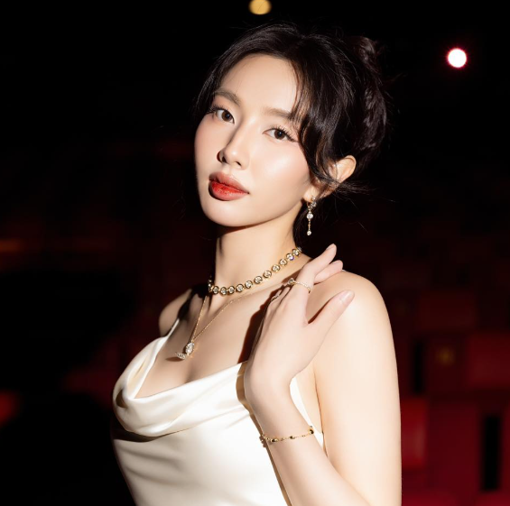 Nguyễn Thúc Thùy Tiên đăng quang Miss Grand International vào tháng 12/2021 tại Thái Lan. Sau khi giành vương miện, sự nghiệp và cuộc sống của Thùy Tiên bước sang 1 trang mới. Song đến tháng 6/2023, Thùy Tiên gây xôn xao khi bất ngờ xóa bỏ danh hiệu Miss Grand International 2021 khỏi trang cá nhân. Sau đó, ông Nawat - Chủ tịch cuộc thi Miss Grand International nhận xét hành động của Thùy Tiên là "thiếu chín chắn" và bỏ theo dõi nàng hậu. Bà Teresa - phó chủ tịch cuộc thi - cùng một vài nhân viên của tổ chức cũng có hành động tương tự với cô.