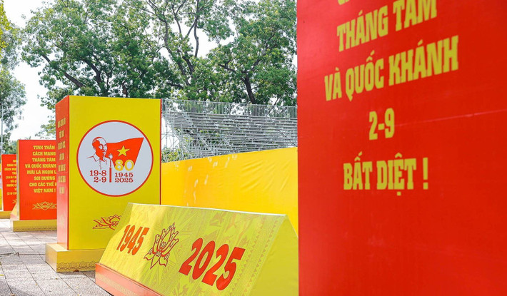 Không khí chào mừng kỷ niệm Quốc khánh 2/9 lan tỏa khắp phố phường Thủ đô Hà Nội.