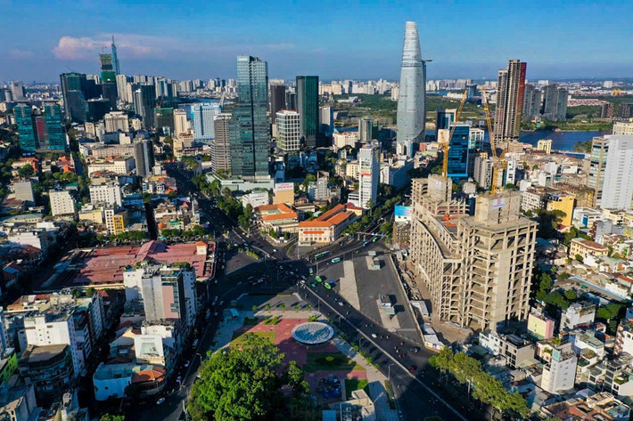 Trước khi sáp nhập, tuyến đường Nguyễn Huệ, Lê Lợi, Đồng Khởi vốn đã nổi tiếng với các tuyến phố sầm uất, nhiều khách sạn 5 sao, trung tâm thương mại lớn, tòa nhà văn phòng hạng A và những căn nhà mặt tiền có giá cao kỷ lục.