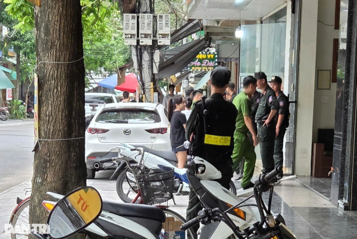 Ngày 29/6, 2 căn nhà bị cảnh sát phong tỏa, khám xét vào sáng cùng ngày là của Nguyễn Văn Vi (SN 1981), biệt danh Vi "ngộ”. Trong giới xã hội ở Thanh Hóa, cái tên Vi "ngộ" không còn xa lạ gì bởi đây cũng là trùm giang hồ có số má ở mảnh đất này. Vi "ngộ" được xem là đàn em thân cận của Tuấn "thần đèn" - một giang hồ khét tiếng xứ Thanh.