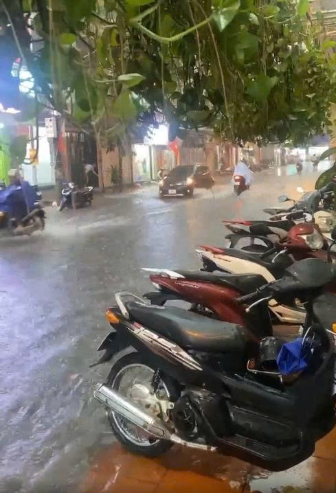 Tại đường Vương Thừa Vũ đường cũng ngập sâu do mưa lớn.