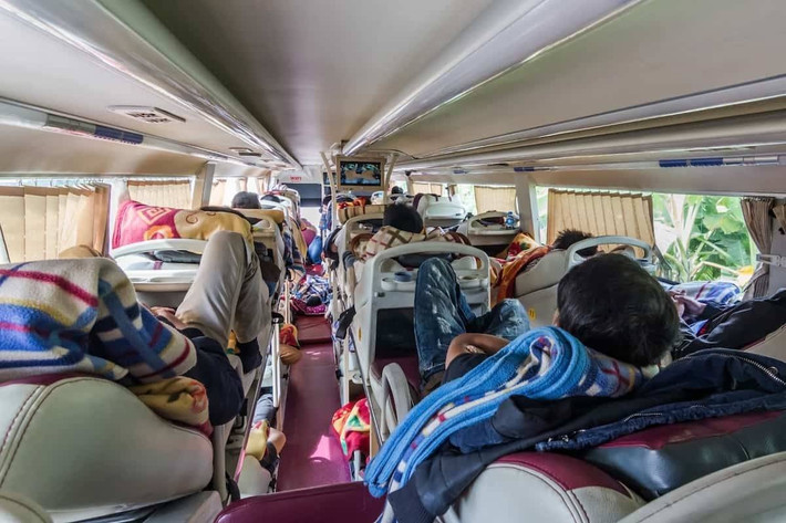 Thực hiện xong hành vi tội ác, 2 tên khiêng xác nạn nhân vứt xuống ao. Tiếp đó, Hùng quay về thay quần áo, vứt áo rách rồi cả quay lại nhà nạn nhân lấy chiếc xe máy và 1 ví tiền, cùng 2 bao thuốc lá. Ngay đêm đó, chúng phóng thẳng ra khu vực TP Hạ Long, Quảng Ninh, gạ bán chiếc xe, nhưng không thành. Không bán được xe, Đức, Hùng quay về khu Bí Chợ (thuộc xã Phương Đông, thị xã Uông Bí) vứt xe vào bãi đất trống rồi nhảy xe khách về Tân Dương, Thủy Nguyên. (Ảnh minh họa, nguồn internet)