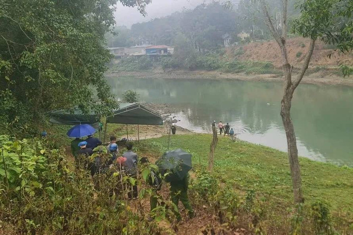 Qua kiểm tra pháp y, cơ quan chức năng xác định nạn nhân bị đầu độc, mép có chất dịch màu cà phê ứa ra, chết do bị nhiễm chất xyanua. Tuy nhiên, nạn nhân không có dấu hiệu bị cướp tài sản. Xác định đây là một vụ án đặc biệt nghiêm trọng, Giám đốc Công an TP Hà Nội đã thành lập ban chuyên án để điều tra. Nạn nhân sau đó được xác định là anh Nguyễn Văn N. (SN 1977, quê Thái Nguyên), là nhân viên ngân hàng ở Hà Nội. (Ảnh minh họa, nguồn internet)