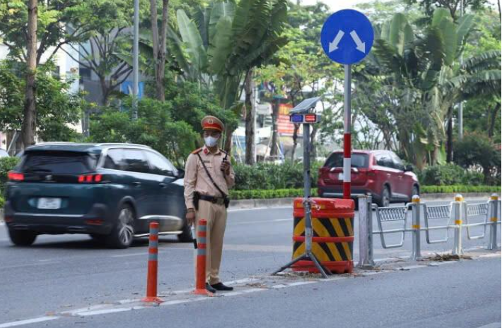 Từ 6h, 10 cán bộ, chiến sĩ thuộc Đội CSGT đường bộ số 2 cùng Công an phường trên dọc tuyến đường được huy động để phân luồng, hướng dẫn giao thông và nhắc nhở các ô tô dừng đỗ trái quy định.