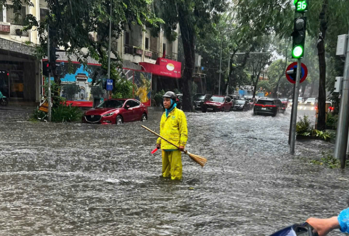 Do mưa quá lớn và kéo dài, nước không thể rút được khiến đường hóa thành sông.