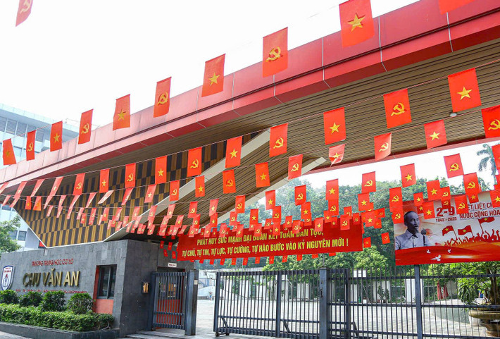 Một số trường học cũng được trang trí cờ Đảng, cờ Tổ quốc.