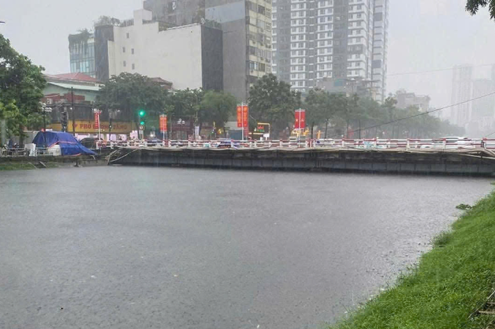 Sông Tô Lịch nước cũng dâng cao gần tới thành cầu.