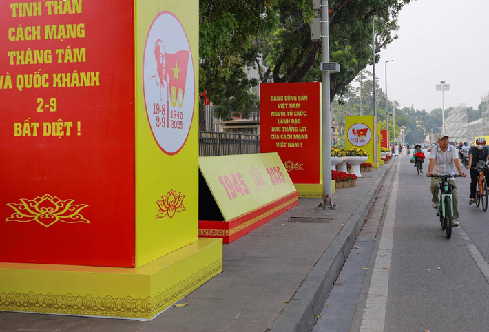 Những tấm biểu ngữ cùng hoa tươi rực rỡ được trang trí quanh Quảng trường Ba Đình.