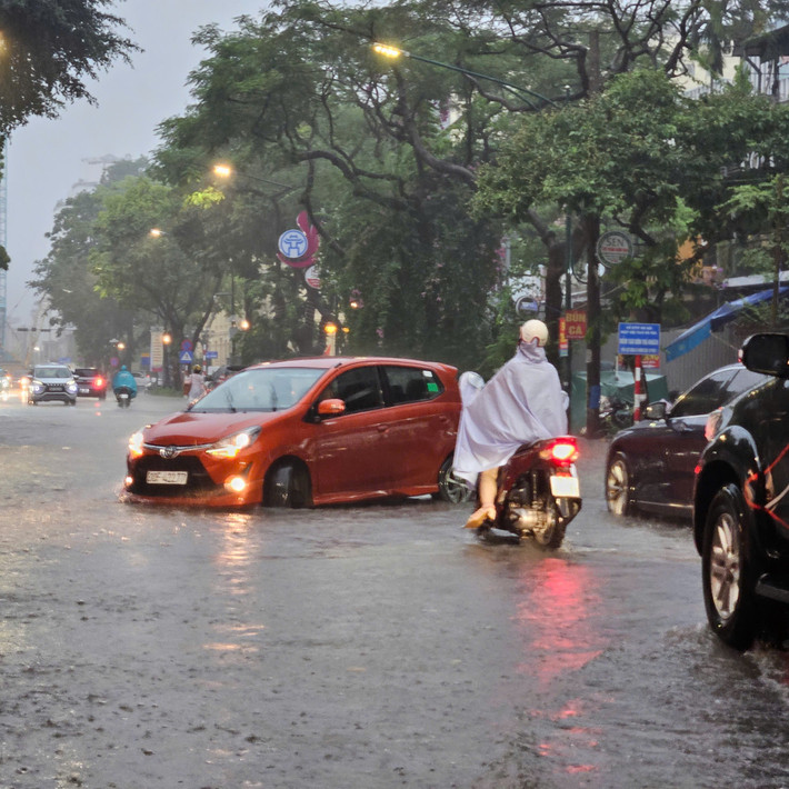 Do nước ngập sâu nhiều xe khi đi qua tuyến phố này phải quay đầu.