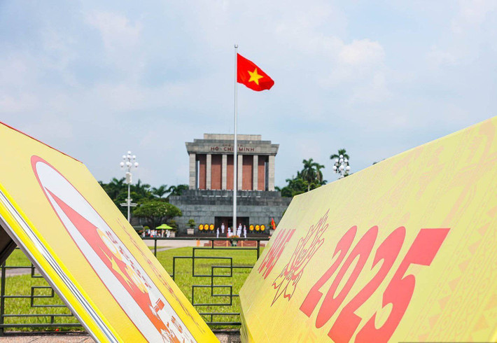 Khu vực Quảng trường Ba Đình, Lăng Chủ tịch Hồ Chí Minh, nơi sẽ diễn ra lễ diễu binh, diễu hành đang được trang cờ hoa tạo không khí chào mừng các ngày lễ lớn của dân tộc.