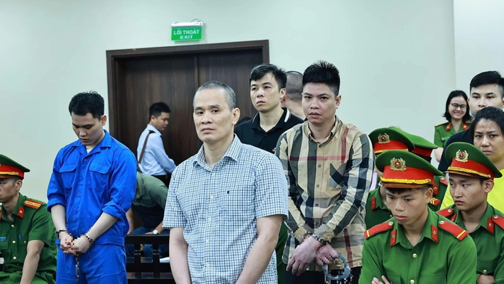 Trả lời thẩm vấn tại tòa, trong khi Hà Minh Đức thừa nhận có bao che cho Hương thì Hưng lại cho rằng, không hề biết thứ mà Hương gửi tại nhà mình là ma túy, cũng không biết khi giúp Hương dùng ô tô của công an phường chở đồ là ma túy. Hưng khai, trước đó được Hà Minh Đức giới thiệu với Hương, nói rằng “đây là cơ sở của đội, anh tạo điều kiện giúp”. Đối chất tại tòa, bị cáo Hà Minh Đức thừa nhận việc đã giới thiệu Hương cho đồng nghiệp, nói Hương là đặc tình… Với sai phạm của mình, hai cựu cán bộ công an đã phải trả giá đắt trước pháp luật.