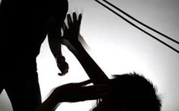 Bị cát và ớt bột làm cay mắt, ông S luống cuống. Lâm nhào tới dùng con dao chuẩn bị sẵn đâm liên tiếp vào người nạn nhân, gã chỉ dừng lại khi cán dao bị gãy gập. Lâm chạy một mạch xuống nhà, nhảy lên xe nổ máy định tẩu thoát. Tuy nhiên, người dân xung quanh nghe thấy tiếng động lạ nên đổ ra bắt giữ. (Ảnh minh họa, nguồn internet)