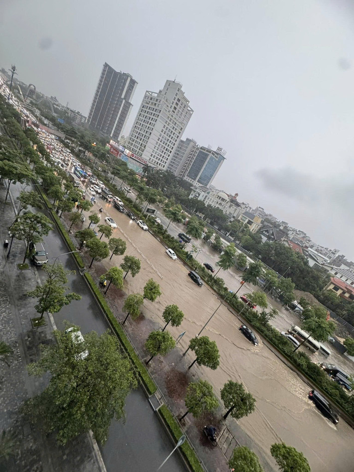 Do đường bị ngập sâu, nhiều phương tiện không di chuyển làm cho giao thông nơi đây ùn tắc cục bộ.