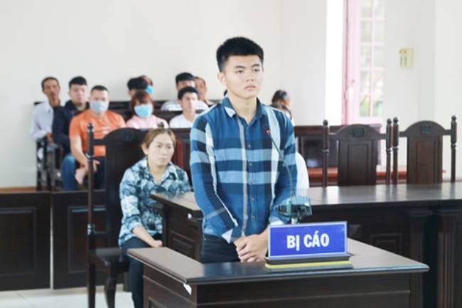 Theo đó, trước khi cô gái đến đón đi chơi, hắn đã thủ sẵn con dao nhọn giấu trong người nhằm mục đích giết người cướp tài sản. Xét tính chất nghiêm trọng của hành vi phạm tội, HĐXX đã tuyên phạt Lê Bảo Chiêu 18 năm tù giam về tội “giết người”, 10 năm tù giam về tội “cướp tài sản” và 9 năm tù giam về tội “hiếp dâm người dưới 16 tuổi”. Tuy nhiên, lúc bị cáo Chiêu gây án chưa đủ 18 tuổi nên HĐXX tuyên tổng mức hình phạt là 18 năm tù giam cho cả 3 tội danh trên.