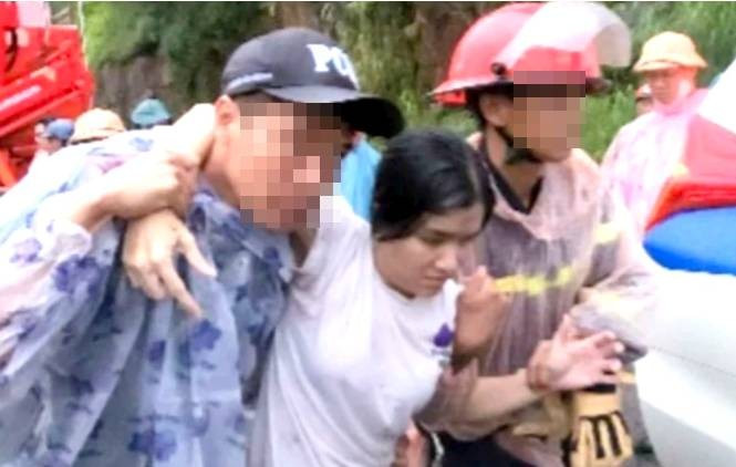 Đến khoảng 17h15 cùng ngày, các lực lượng cứu hộ đưa được 2 nạn nhân lên khỏi vực sâu. Trong đó, nạn nhân nam được xác định là anh M.H.V. (SN 1986, trú tại TP.HCM) đã tử vong, người phụ nữ đi cùng tên Trần Nguyễn Thu Trang bị thương nhẹ, tỉnh táo. Sau khi được đưa lên khỏi vực sâu, người này nhanh chóng được lực lượng cứu hộ chuyển đến Bệnh viện II Lâm Đồng cấp cứu.