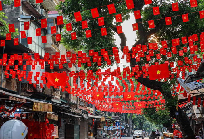 Những lá cờ Tổ quốc xen lẫn cờ Đảng được treo khắp ngõ phố khiến lòng người thêm rộn ràng.