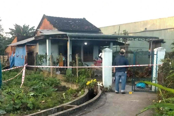 Quá trình khám nghiệm hiện trường, khám nghiệm tử thi, CQĐT nhận định, đối tượng khoảng 20- 25 tuổi, chiều cao 1,65-1,67m, nhiều khả năng bị thương trong quá trình vật lộn với các nạn nhân, là người thông thạo địa bàn. Trong nhà nạn nhân không phát hiện dấu vết lục soát, cậy phá, tuy nhiên hai chiếc điện thoại smart phone biến mất . (Ảnh minh họa, nguồn internet)