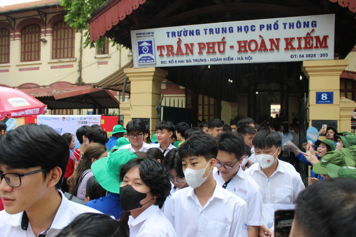 Kỳ thi tốt nghiệp THPT năm nay có hai bộ đề thi dành cho hai nhóm thí sinh: nhóm thí sinh dự thi theo chương trình giáo dục phổ thông 2006 gồm gần 26.000 em, và thí sinh dự thi theo chương trình giáo dục phổ thông 2018 (chương trình 2018) với 1,13 triệu em.