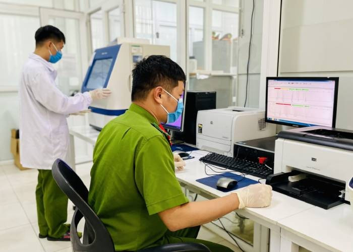 Sau khi thông báo tìm người mất tích, vài ngày sau, một người dân ở Hạ Long đến trình báo việc người thân mất liên lạc nhiều ngày. Người này cho hay, anh trai mình là Vũ Văn T làm nhân viên điện lực đã đi khỏi nhà từ 27/3 chưa về. Gọi vào điện thoại của anh T thì không liên lạc được. Tiến hành giám định ADN, cơ quan công an xác nhận thi thể được phát hiện tại khu vực Hoành Bồ chính là anh T. (Ảnh minh họa, nguồn internet)