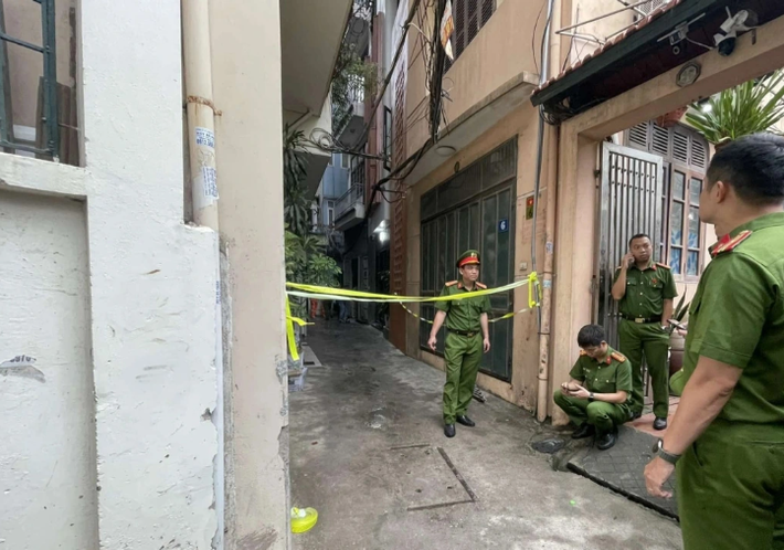 Ngay khi tiếp cận hiện trường, đám cháy đã phát triển lớn bao trùm toàn bộ ngôi nhà cao 4 tầng, 1 tầng tum, với mặt tiền nhỏ hẹp, diện tích khoảng 25 m2, cùng với đó ngôi nhà nằm trong ngõ sâu, cách đường giao thông chính khoảng 300m và phát sinh nhiều khói khí độc gây khó khăn trong việc triển khai chữa cháy và cứu nạn, cứu hộ của lực lượng Cảnh sát PCCC&CNCH, Chỉ huy chữa cháy khẩn trương chỉ đạo CBCS sử dụng thiết bị bình thở chuyên dùng triển khai công tác tìm kiếm, cứu nạn cứu hộ, đồng thời huy động các mũi tấn công tiến sâu vào khu vực cháy để kịp thời khống chế, không để cháy lan ra các khu vực nhà dân xung quanh.