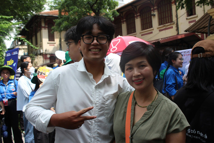 Thí sinh cùng phụ huynh không giấu nổi niềm vui khi thấy đề Ngữ văn mở, gắn bó với hình ảnh đất nước Việt Nam.