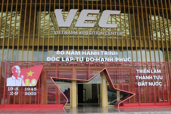 Trung tâm triển lãm rộng hơn 900.000m² được xây dựng trong thời gian kỷ lục, chỉ gần 10 tháng, với tổng vốn hơn 7.000 tỷ đồng. Đặc biệt, sắp tới, đây sẽ là nơi diễn ra Triển lãm "80 năm hành trình Độc lập - Tự do - Hạnh phúc" mừng ngày Quốc khánh từ 28/8/2025 - 5/9/2025, mở cửa tự do từ 9h - 22h mỗi ngày.