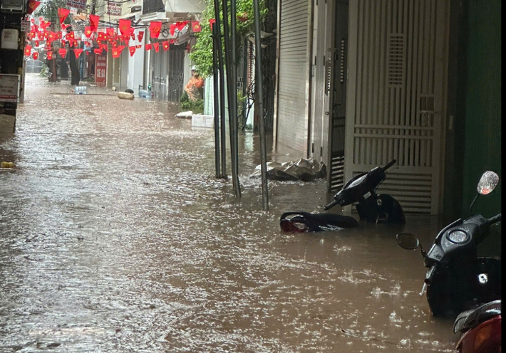 Cảnh báo: Trong khoảng từ nay đến đến 4 giờ tới, các khu vực nói trên và khu vực lân cận của nội thành Hà Nội tiếp tục có mưa rào và dông. Trong mưa dông có khả năng xảy ra lốc, sét và gió giật mạnh.