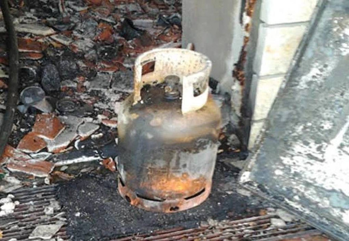 Tại hiện trường, các điều tra viên tìm thấy 1 bình gas đã cháy hết đặt dưới chân cầu thang, xung quanh mùi xăng vẫn bốc lên nồng nặc. Kết quả giám định cho thấy, vụ cháy bắt nguồn từ xăng nên chắc chắn đây là vụ phóng hỏa với ý đồ giết người hết sức nghiêm trọng. Các trinh sát tỏa đi nhiều hướng, tuy nhiên thời điểm vụ cháy xảy ra người dân trong thôn đã đi ngủ hết nên không có ai chứng kiến. (Ảnh minh họa, nguồn internet)
