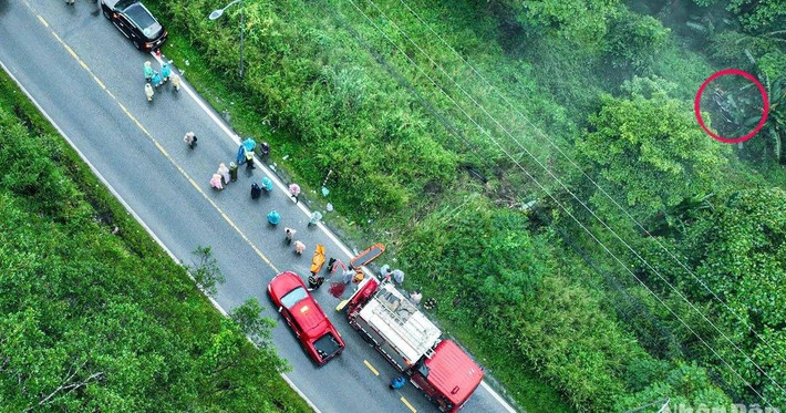 Hiện trường vụ việc xảy ra trên Quốc lộ 20 qua đèo Bảo Lộc. Sau khi lăn nhiều vòng từ trên vực xuống, ô tô con bị hư hỏng nặng và dừng lại bên lùm cây chuối rừng dưới vực sâu khoảng 50m. Hàng chục cán bộ, chiến sĩ sử dụng xe thang, cáng và dây kéo chuyên dụng tiếp cận hiện trường để giải cứu các nạn nhân.